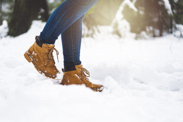 雪地里的脚印图片下载