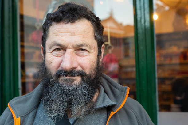 60多岁大胡子男人的肖像图片下载