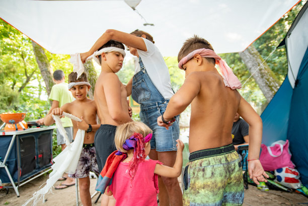全家准备一起玩户外游戏，戴着彩色的头带-库存照片图片下载
