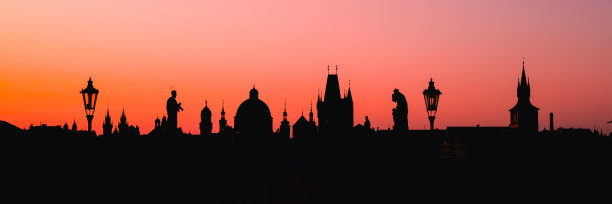 布拉格老城、圣维塔斯大教堂和查尔斯桥的日落剪影图片下载