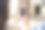 年轻女子用现代手机发短信图片下载