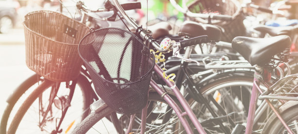 斯德哥尔摩街头停着复古自行车图片下载