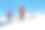 两个女性登山者朋友在冬天爬山图片下载