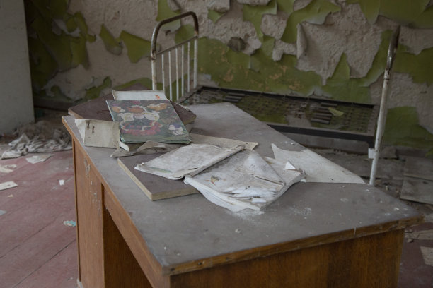 乌克兰废弃的切尔诺贝利核反应堆发电厂的一个苗圃图片下载