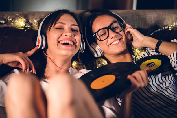 两个女人在放旧唱片图片下载