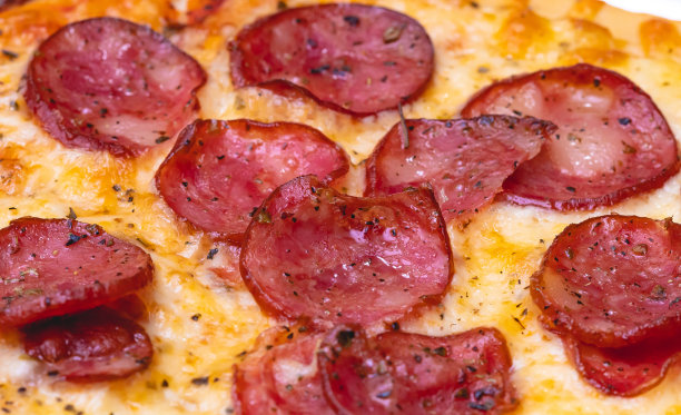 披萨-巴西食物。马苏里拉芝士香肠披萨的微距照片。巴西的传统披萨和意大利辣香肠披萨很相似。图片下载