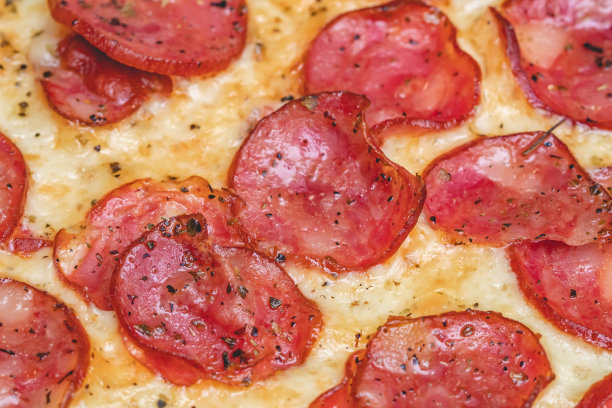 披萨-巴西食物。马苏里拉芝士香肠披萨的微距照片。巴西的传统披萨和意大利辣香肠披萨很相似。图片下载