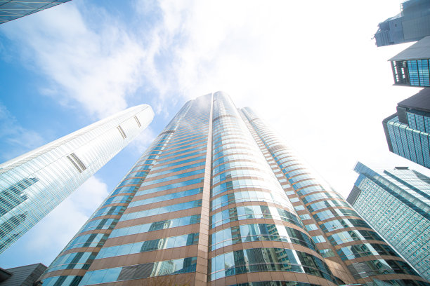 就在香港市中心现代金融摩天大楼的正下方图片下载