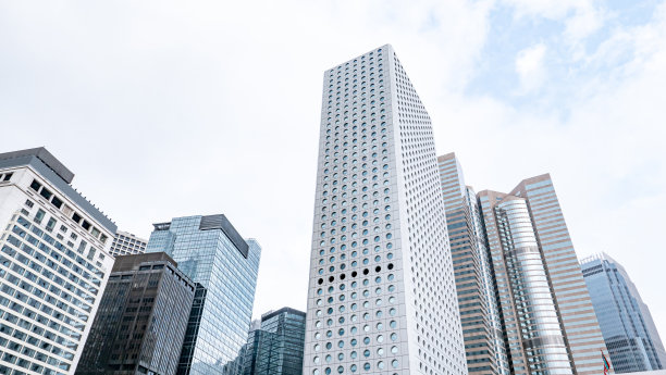 就在香港市中心现代金融摩天大楼的正下方图片下载