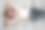 在现代舒适的家庭沙发上放松的千禧女孩图片下载