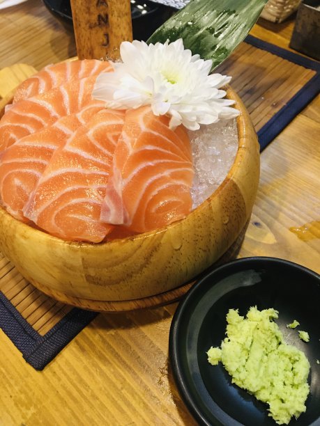 日本的芥末三文鱼刺身图片下载