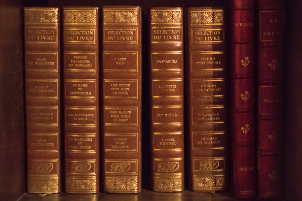 书架上收藏的古书图片下载