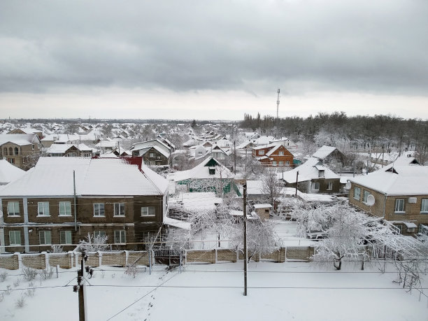 在冬季从上面俯瞰这座城市。图片下载