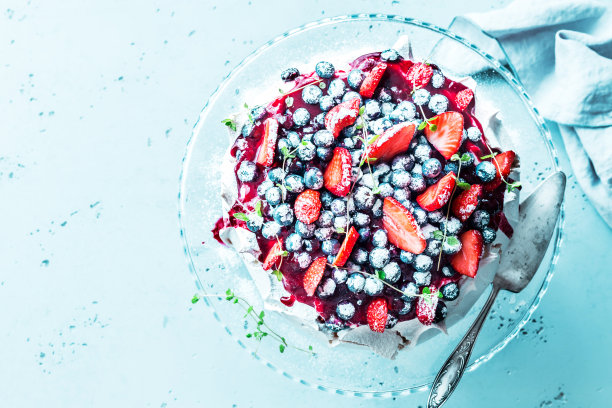 甜点 - 蓝色背景下的水果蛋白饼图片下载