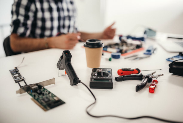 修理人的桌子图片下载