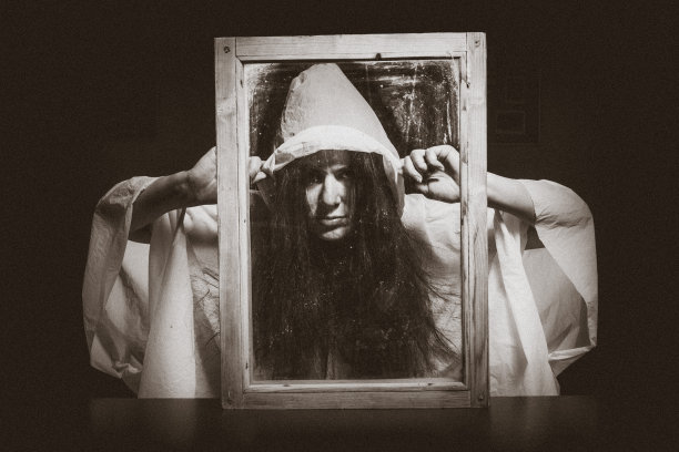 女孩透过画框看着观众。心理问题，创伤的概念图片下载