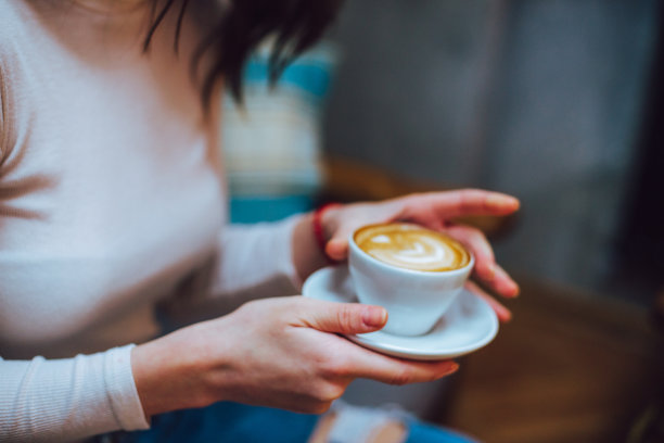拿着咖啡杯的女人素材图片