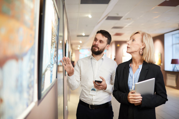 艺术专家在博物馆欣赏绘画图片下载