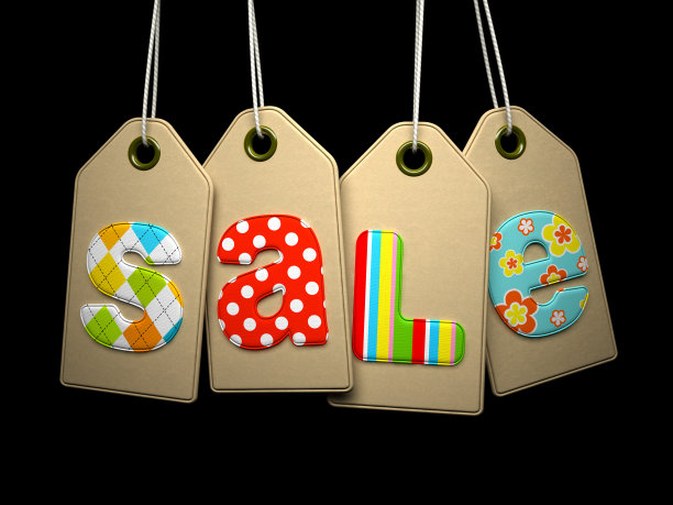 纸标签与彩色销售字在黑色背景图片下载