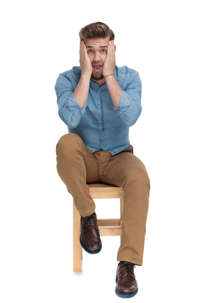 穿着牛仔衬衫的年轻休闲男子用手捂着脸图片下载