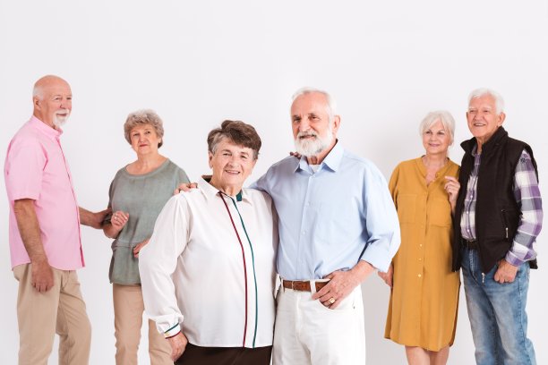 一群老年人站在房间里图片下载