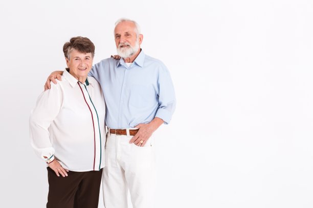 老年人站在房间里图片下载