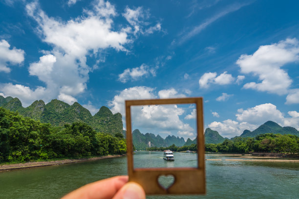 漓江上满载游客的观光船图片下载