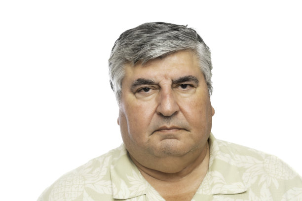 在白色背景下看着镜头的成熟/年长男人图片下载