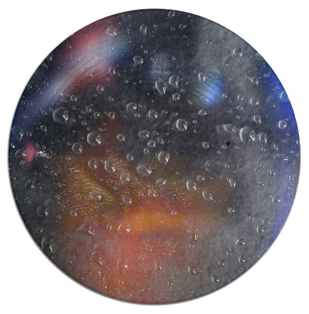 闪亮的圆形贴纸。凉爽的金属全息胶带形状孤立在白色背景与雨滴纹理。图片下载