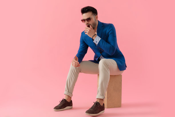 打呵欠的年轻休闲男子图片下载