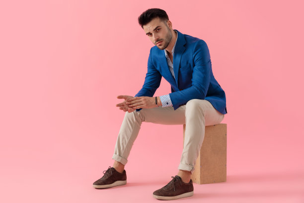 屈膝，时尚造型的年轻男人图片下载