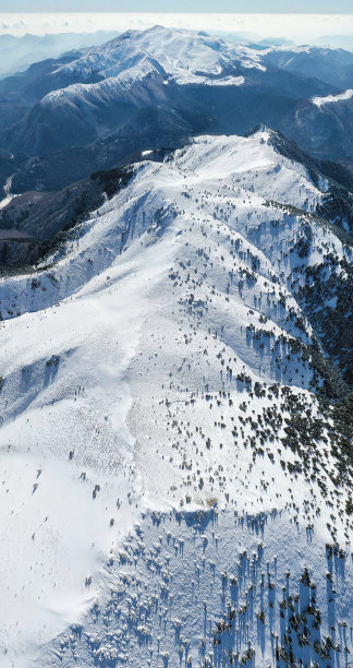 空中360度无人机全景图的Ciucas山脉在冬季。图片下载