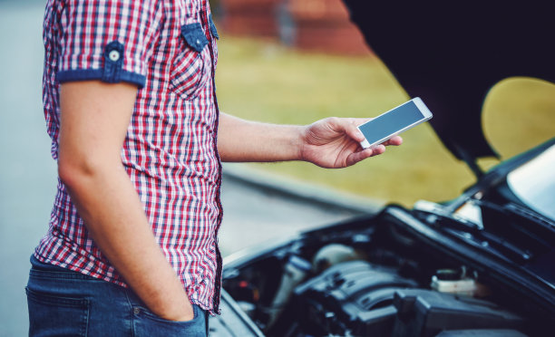 一名男子在汽车抛锚后呼救，特写照片。汽车与交通概念图片下载