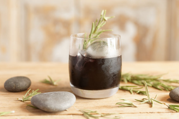 北欧风情的内格罗尼鸡尾酒图片下载