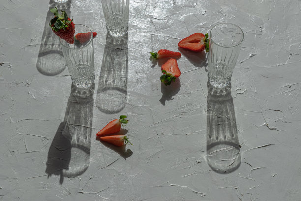 在光线前用草莓和玻璃杯组成图片下载