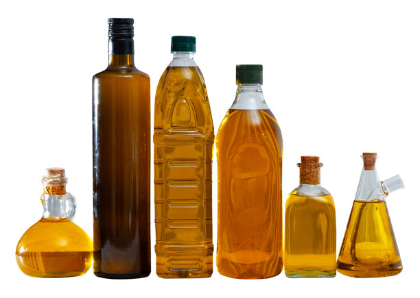 植物油放在木桌上图片下载