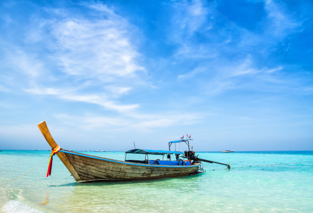 美丽的海滩与传统的泰国长尾船的惊人的观点。位置:竹岛，甲米省，泰国，安达曼海。艺术照片。美丽的世界。图片下载