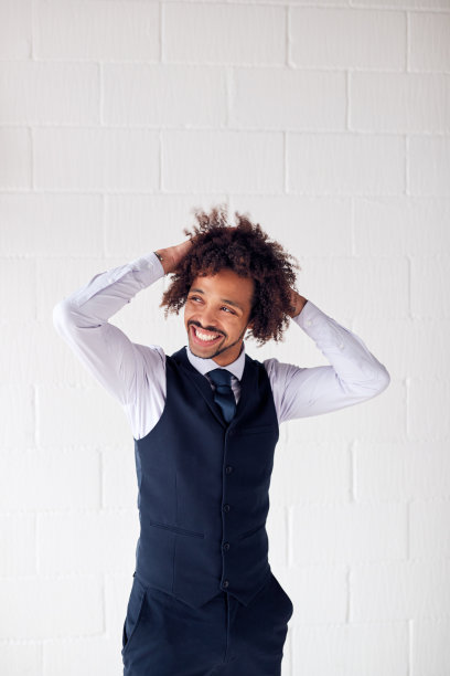 自信的年轻商人穿着西装站在白色工作室墙图片下载