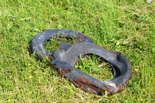 废弃的旧汽车轮胎图片下载
