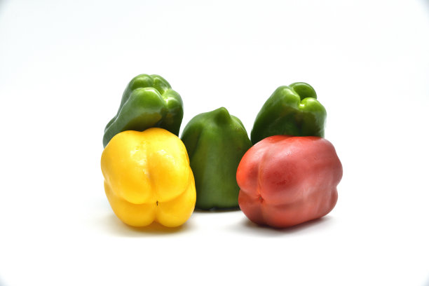 青椒。白色背景上的红、黄、绿花椒图片下载