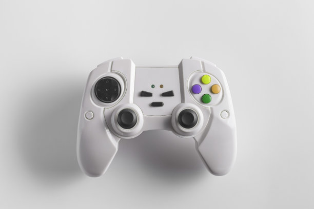白色无线游戏手柄玩电子游戏。白色背景上的操纵杆或游戏控制器。图片下载