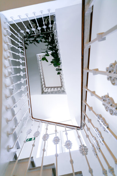 从下面看楼梯和栏杆。图片下载