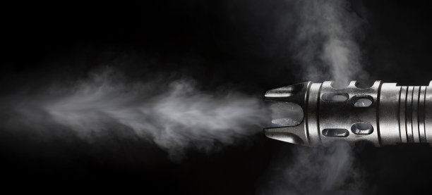 从突击步枪的枪管中冒出的烟图片下载