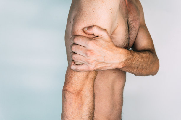 手握三头肌的男人图片下载