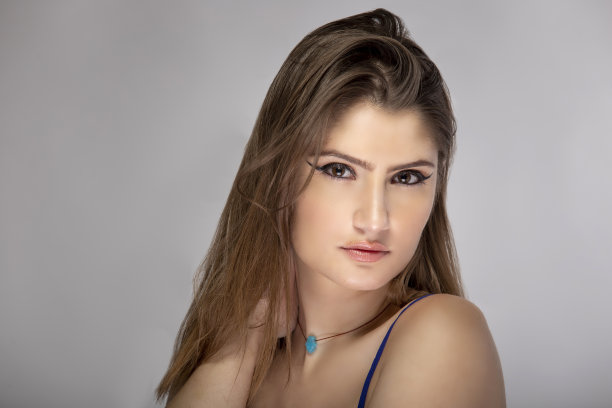 佩戴化妆眼线的时尚模特头像图片下载