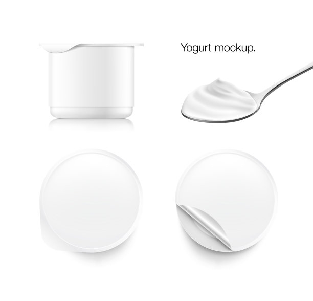 金属勺子与奶油泡沫和酸奶包装模型。图片下载