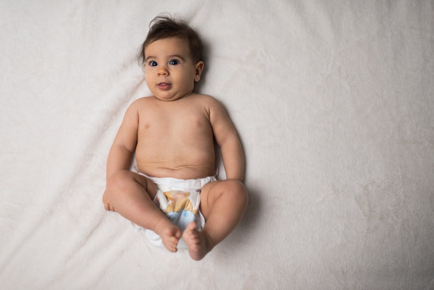 可爱的小女孩穿着尿布微笑着图片下载