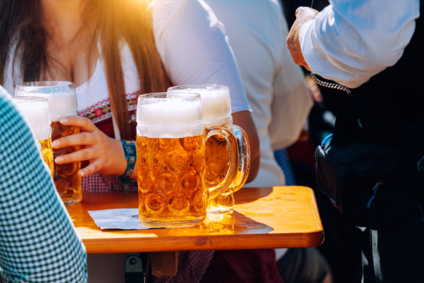 慕尼黑啤酒节上的啤酒，德国图片下载