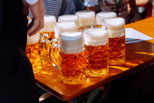 德国慕尼黑啤酒节上的餐桌和啤酒杯图片下载