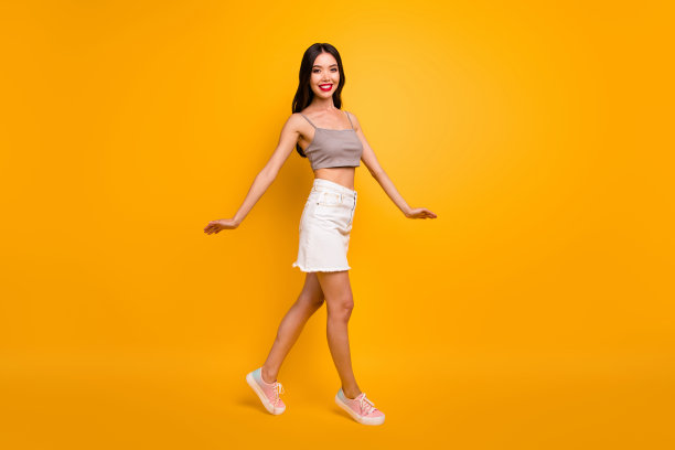 侧面轮廓全身尺寸照片优雅迷人迷人可爱的年轻人跳舞像芭蕾舞者在鞋微笑牙齿孤立生动的颜色背景图片下载